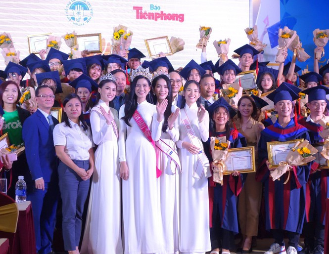 Hoa hậu Đỗ Thị Hà lan tỏa thông điệp tích cực trong sự kiện Nâng bước thủ khoa 2020 ảnh 1