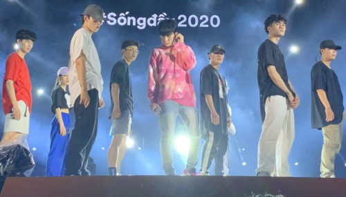 Fan phấn khích với phần Rap intro mới của JACK trong buổi duyệt chương trình ở Đà Nẵng ảnh 3