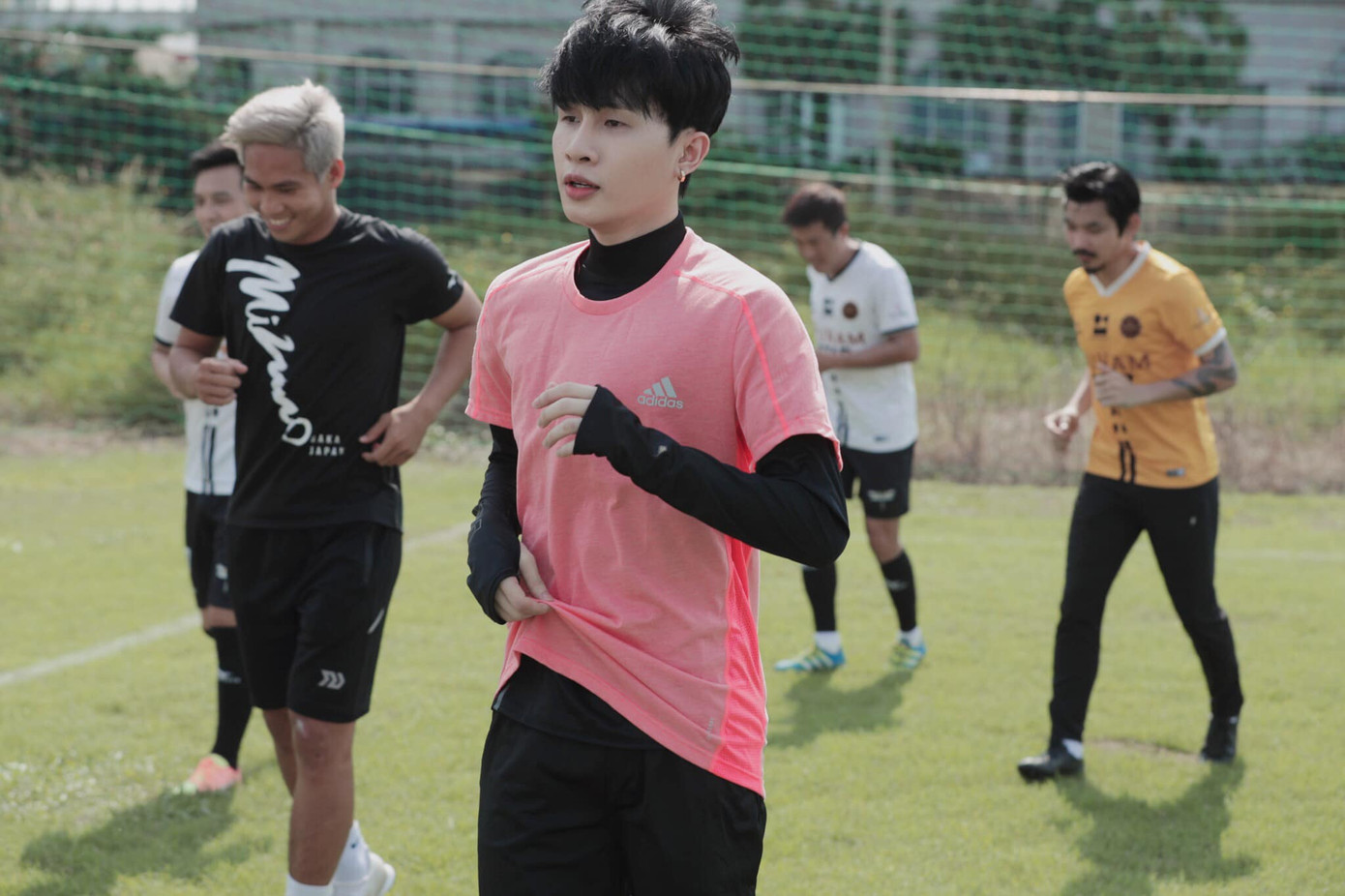 Tập luyện nghiêm túc trên sân cỏ, Jack “đốn tim” nhà Đóm bởi biểu cảm siêu đáng yêu ảnh 1