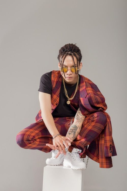 Pháo dùng khăn làm áo, HIEUTHUHAI gây thương nhớ vì “giao diện” quá điển trai ảnh 9