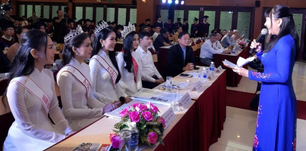 Hoa hậu Đỗ Thị Hà lan tỏa thông điệp tích cực trong sự kiện Nâng bước thủ khoa 2020 ảnh 4