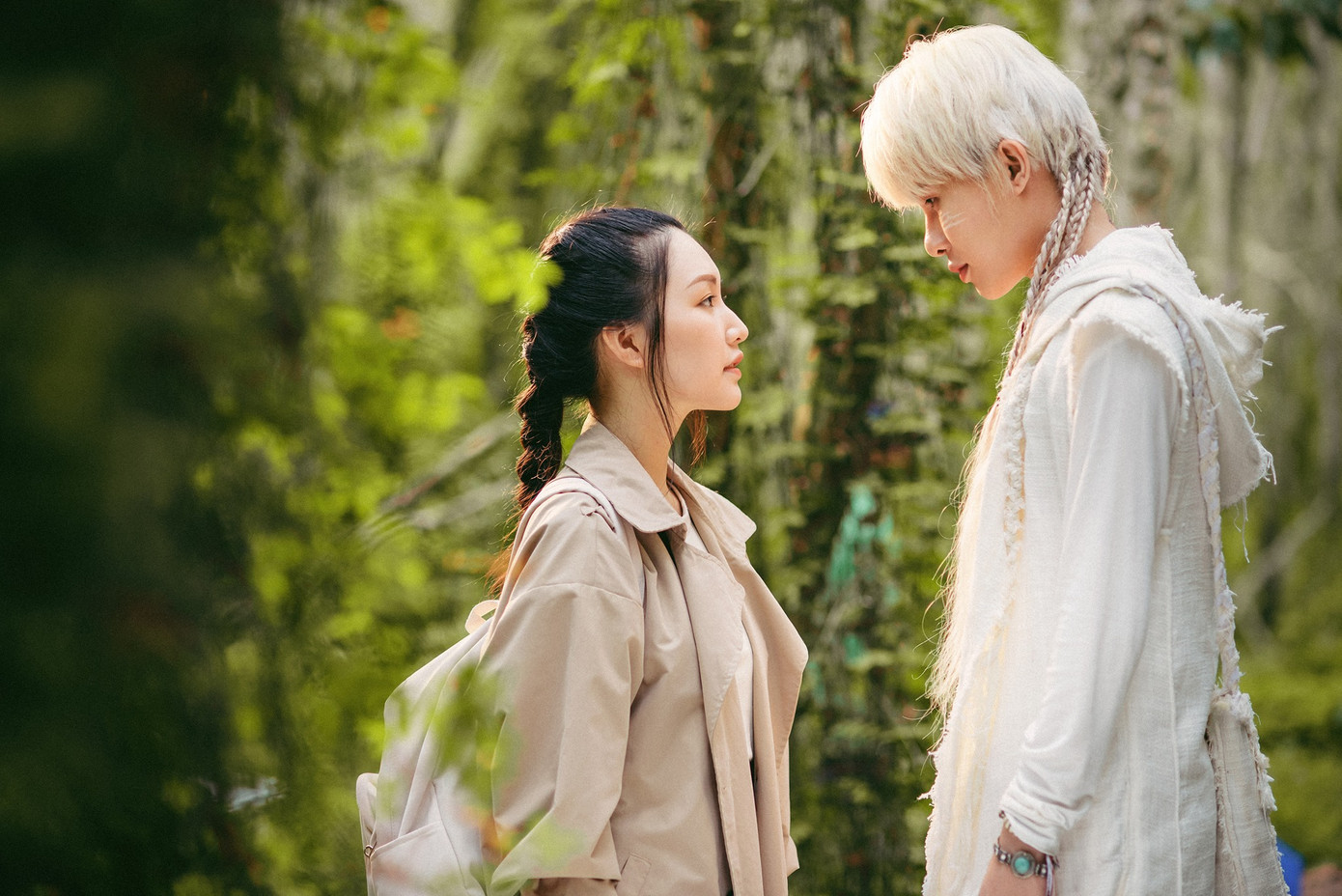 Diễn viên Ngọc Trân và ca sĩ Jack. Cô gái được JACK thầm thương trộm nhớ trong MV “Đom Đóm” có vẻ đẹp giống Park Min Young ảnh 1