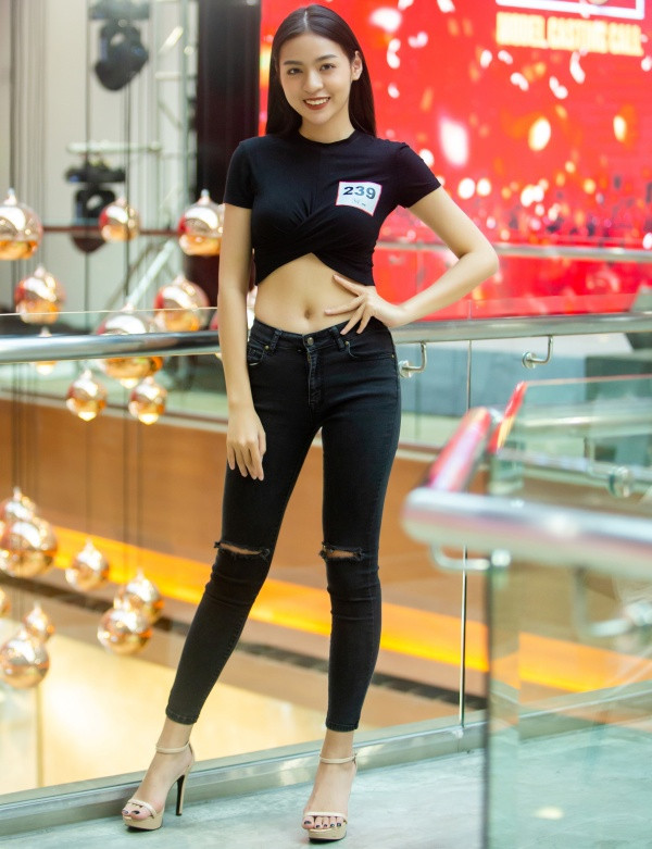 Hotgirl “Trứng rán cần mỡ” diện áo crop top, quần legging khoe body cân đối khi đi casting ảnh 2