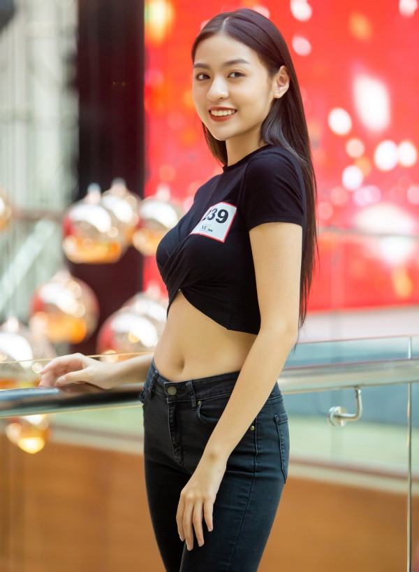 Hotgirl “Trứng rán cần mỡ” diện áo crop top, quần legging khoe body cân đối khi đi casting ảnh 1