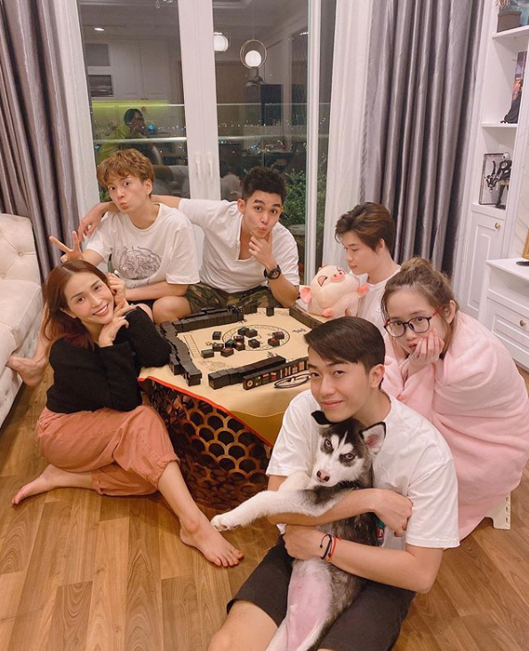 Mùa mưa vẫn thấy “nóng” khi dạo Instagram của “thỏ trắng” Jun Phạm ảnh 4