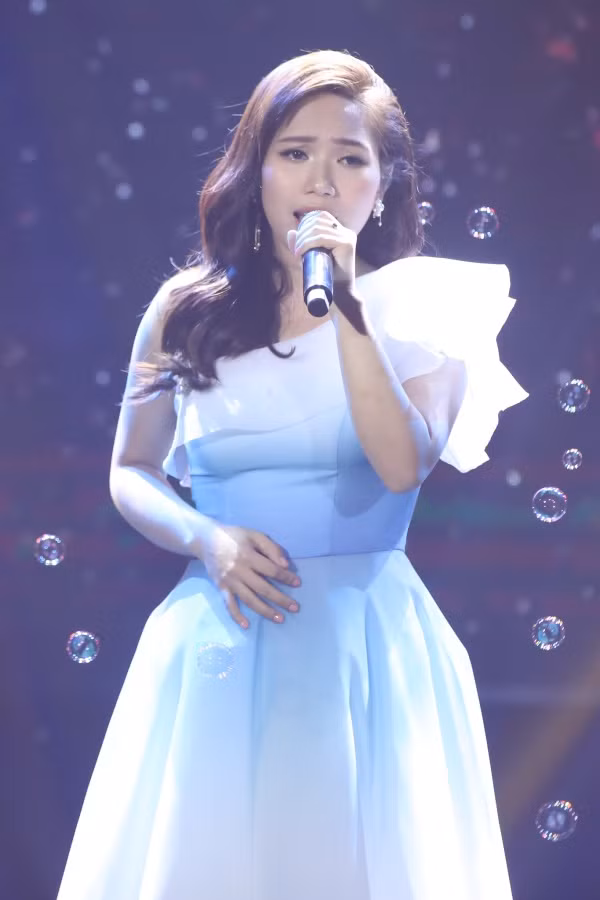 Hiền Hồ xinh như búp bê, lần đầu hát live cực tình cảm hit “Gặp nhưng không ở lại” ảnh 4