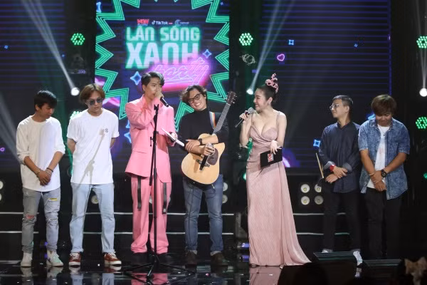 Hiền Hồ xinh như búp bê, lần đầu hát live cực tình cảm hit “Gặp nhưng không ở lại” ảnh 6