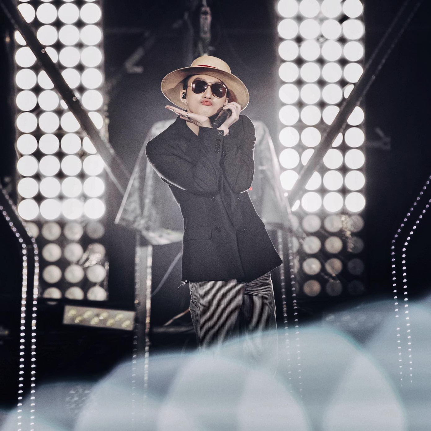 Loạt ảnh sao Việt thời trung học: Sơn Tùng đẹp trai siêu cấp, Quân A.P mũm mĩm dễ thương ảnh 11