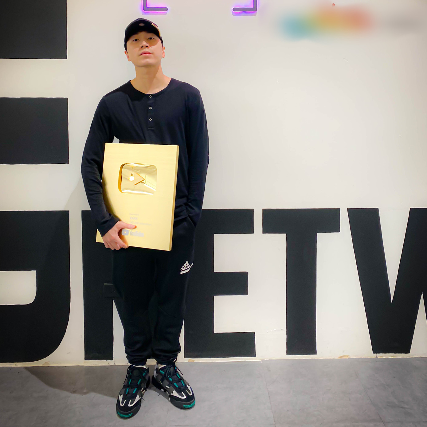 Góc “Ờ Mây Zing, Gút Chóp“: Karik nhận được nút Vàng từ YouTube sau “Rap Việt“ ảnh 1