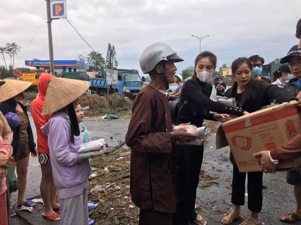 VIDEO: Thủy Tiên ngồi xuồng trao quà cứu trợ cho người dân vùng lũ ở miền Trung ảnh 2