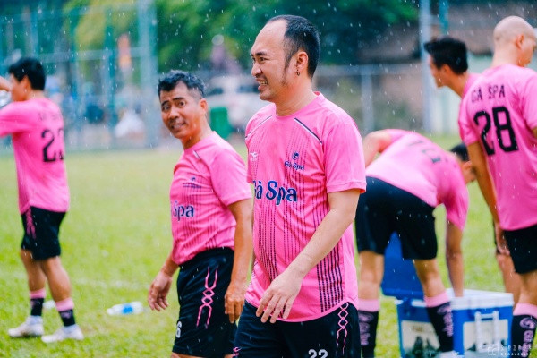 Nghệ sĩ Tiến Luật, ca sĩ Hồ Việt Trung gom sao đá bóng gây quỹ hướng về miền Trung ảnh 4