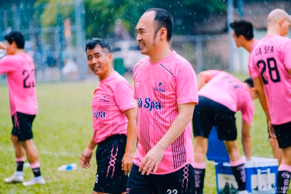 Nghệ sĩ Tiến Luật, ca sĩ Hồ Việt Trung gom sao đá bóng gây quỹ hướng về miền Trung ảnh 4