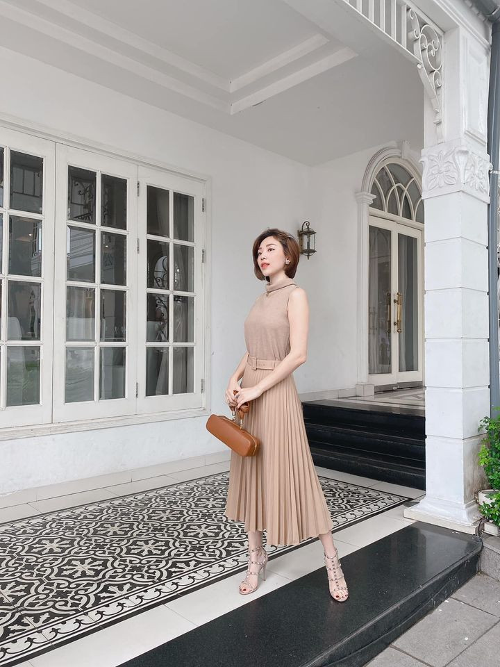 Khoe ảnh dịu dàng với váy đỏ, Tóc Tiên gây hoa mắt vì quá giống “Chị Mười Ba” Thu Trang ảnh 2