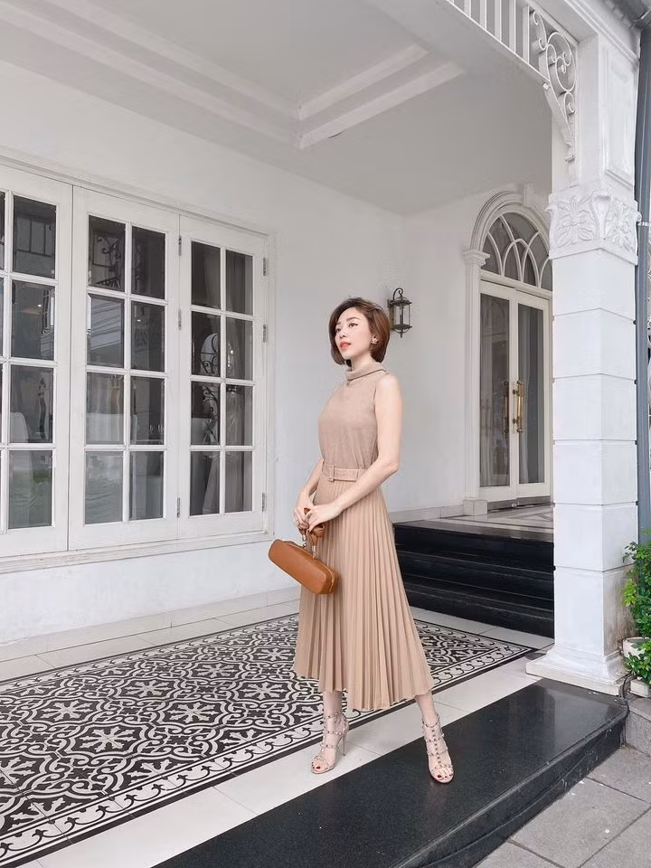 Khoe ảnh dịu dàng với váy đỏ, Tóc Tiên gây hoa mắt vì quá giống “Chị Mười Ba” Thu Trang ảnh 2