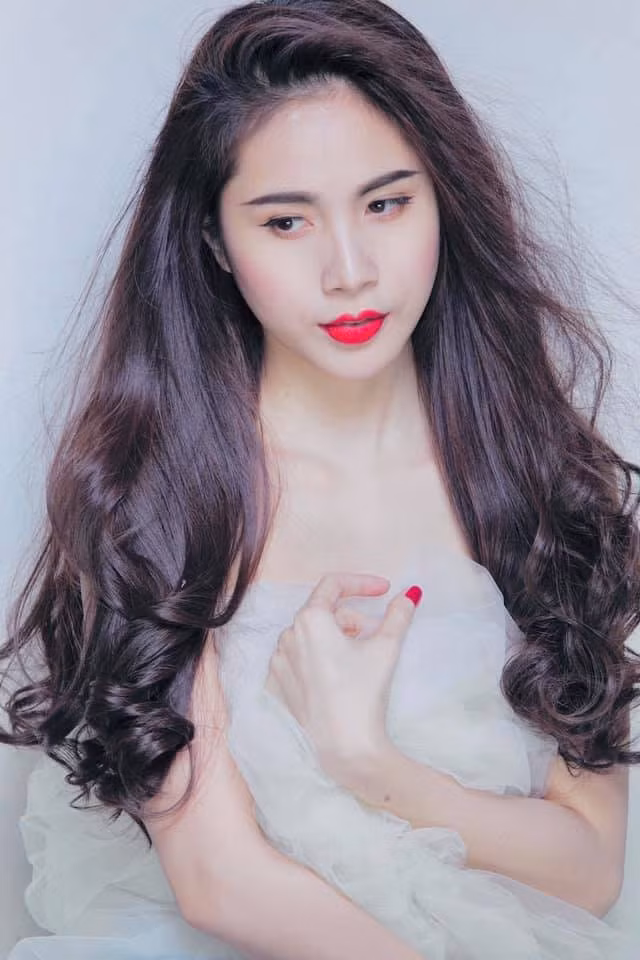 Sao Việt 24H: Trấn Thành hội ngộ anh em “Rap Việt”, Thủy Tiên giúp đỡ cụ bà xây lại nhà ảnh 4