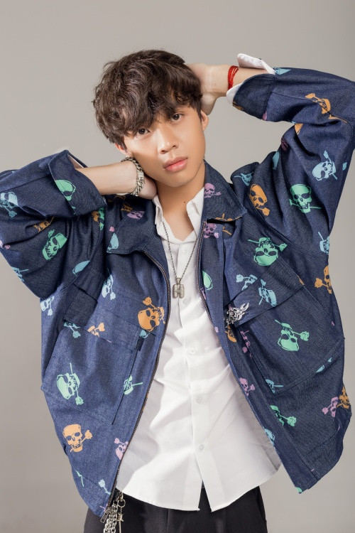 Pháo dùng khăn làm áo, HIEUTHUHAI gây thương nhớ vì “giao diện” quá điển trai ảnh 4