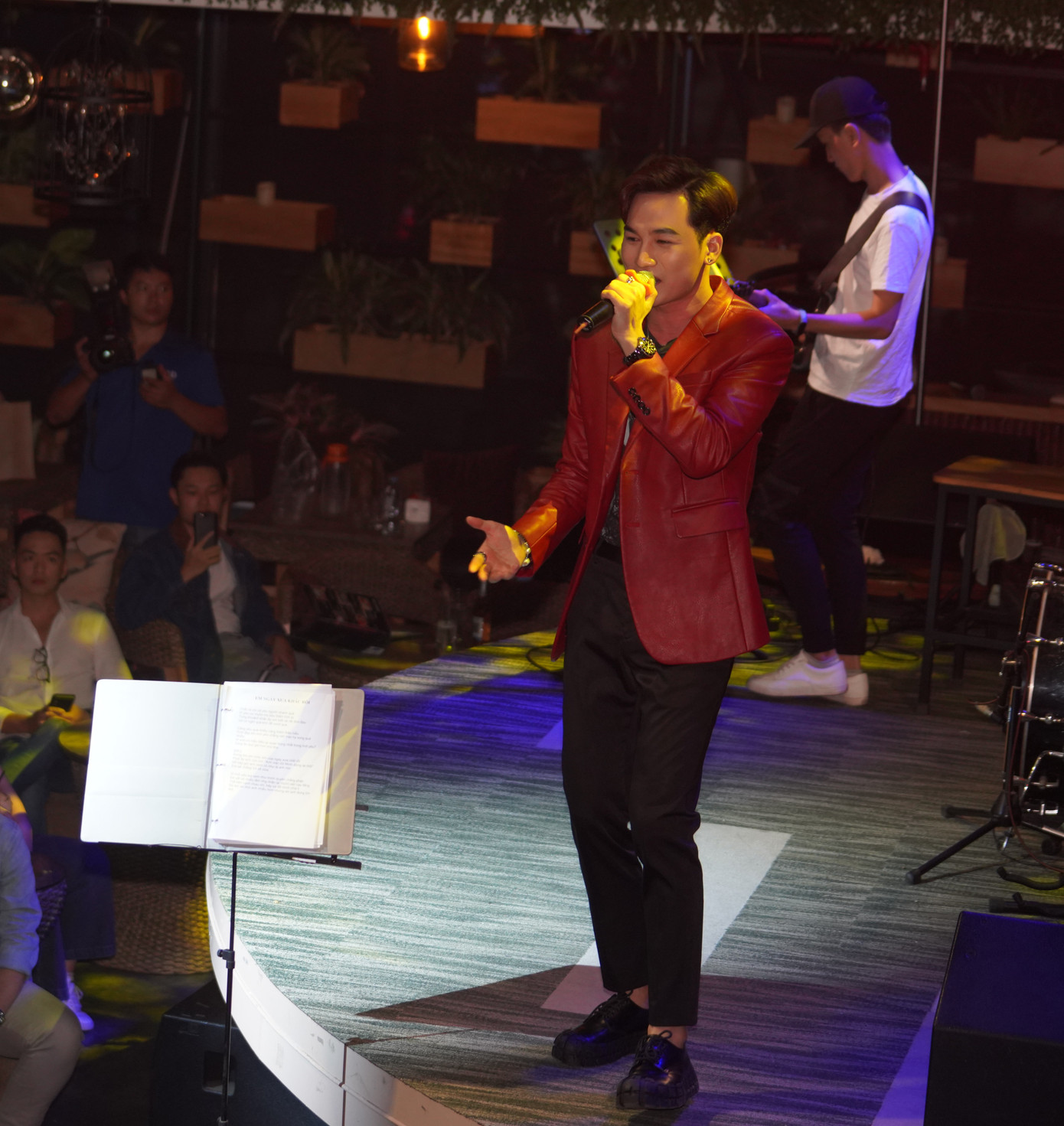 Ali Hoàng Dương nói gì khi bị đặt lên “bàn cân” với Hiền Hồ? ảnh 4