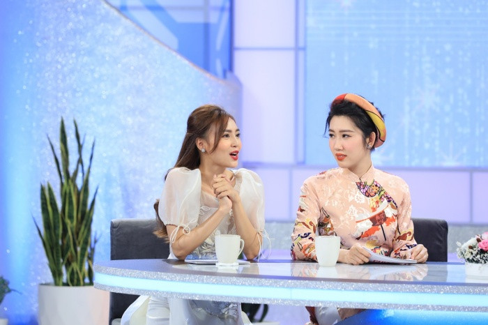 “Chị Em Chúng Mình“: Hương Giang tự hào áo dài Việt nhưng từng ghét nữ sinh mặc áo dài ảnh 1