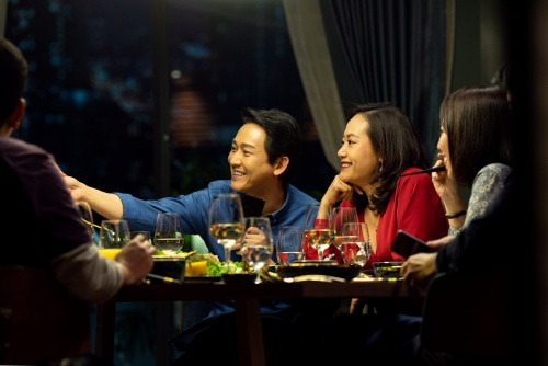 “Tiệc Trăng Máu” thu 45 tỷ đồng, thiết lập lại thói quen ra rạp xem phim của khán giả Việt ảnh 4