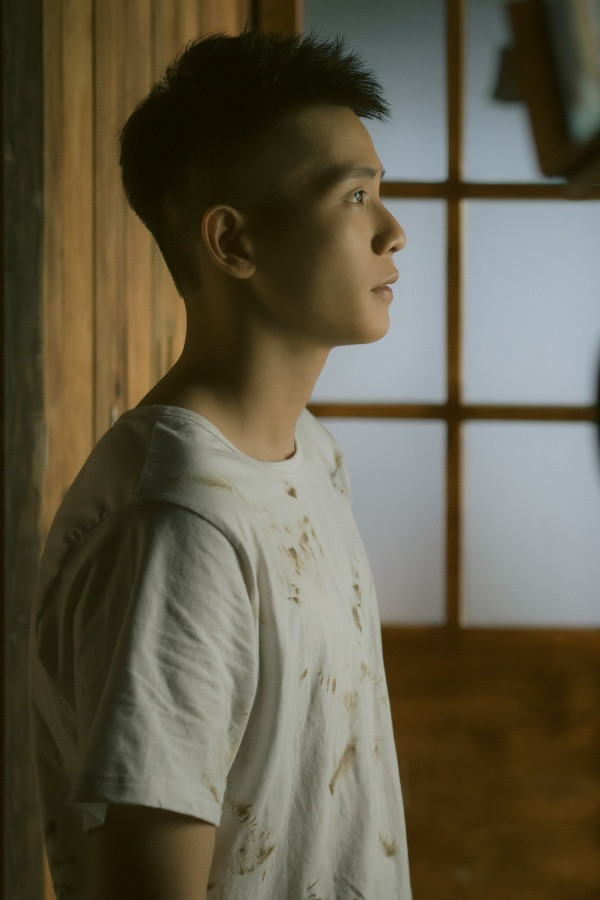 Dương Hoàng Yến, Quân A.P hé lộ chuyện tình trái ngang đẫm nước mắt trong MV mới ảnh 2