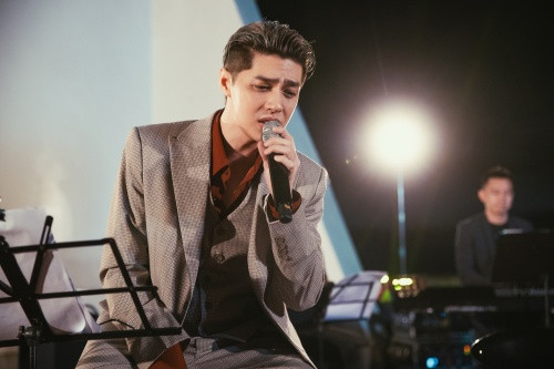 Noo Phước Thịnh lần đầu diễn live ca khúc mới tại ngọn hải đăng cổ nhất Đông Nam Á ảnh 3