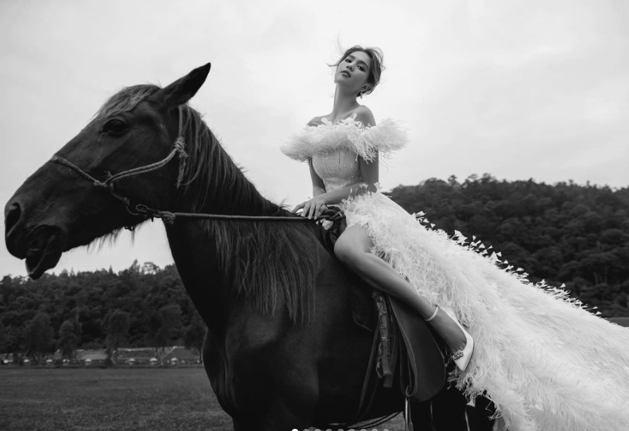 SỐC: Instagram Ngọc Trinh bất ngờ vượt mặt Chi Pu, lấp ló cán mốc Sơn Tùng M-TP ảnh 5