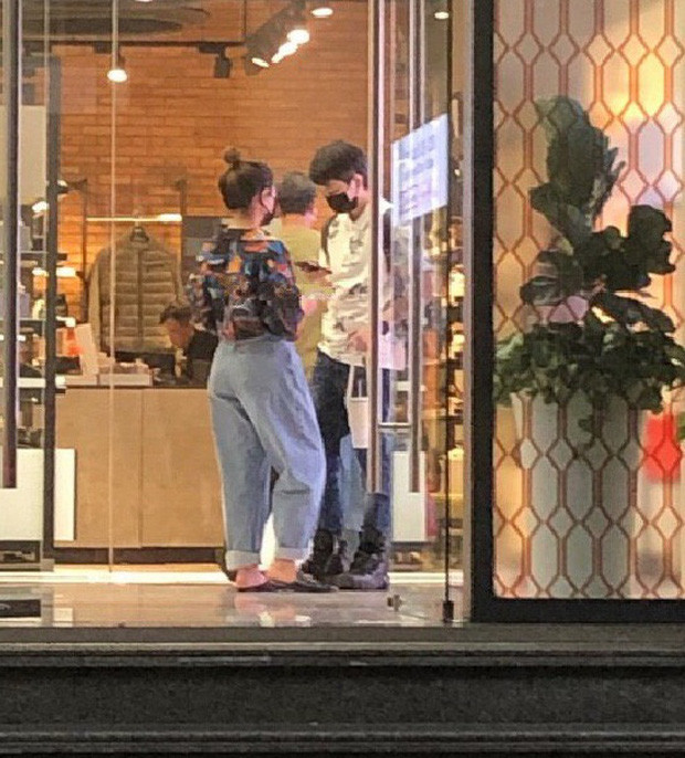 Gil Lê và Hoàng Thùy Linh tiếp tục vướng nghi vấn hẹn hò khi dính nhau như sam ảnh 4