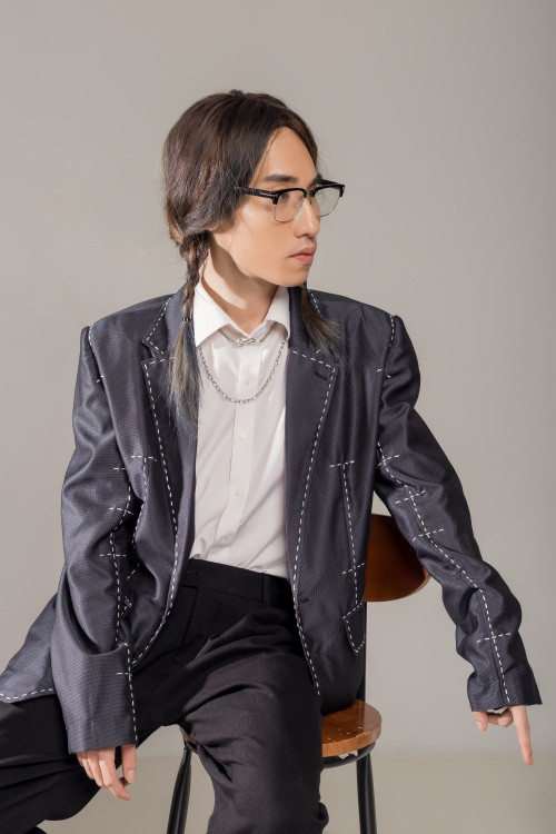 Pháo dùng khăn làm áo, HIEUTHUHAI gây thương nhớ vì “giao diện” quá điển trai ảnh 10