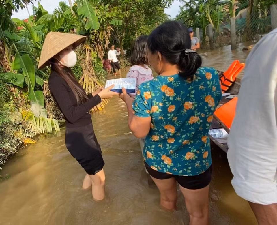 Thủy Tiên nói về việc đi cứu trợ miền Trung: “Đã làm thì không sợ, đã sợ thì không làm“ ảnh 3