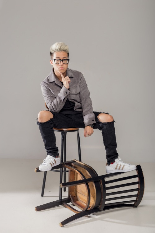 Pháo dùng khăn làm áo, HIEUTHUHAI gây thương nhớ vì “giao diện” quá điển trai ảnh 6