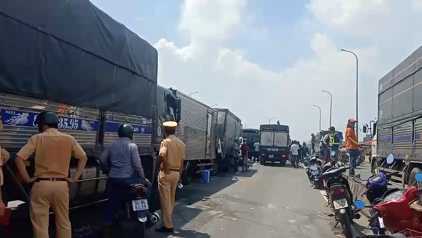 11 ô tô tông liên hoàn ở cửa ngõ Sài Gòn, tài xế bị thương ảnh 3