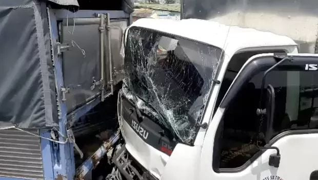 11 ô tô tông liên hoàn ở cửa ngõ Sài Gòn, tài xế bị thương ảnh 2