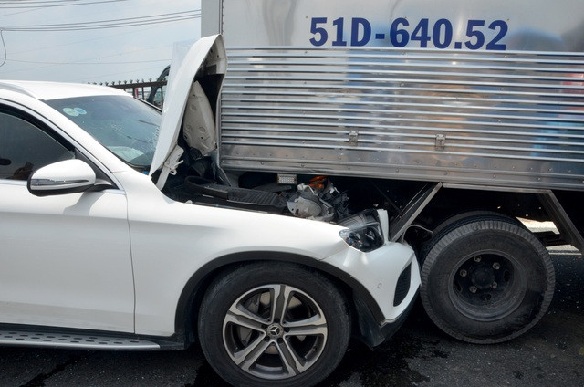 11 ô tô tông liên hoàn ở cửa ngõ Sài Gòn, tài xế bị thương ảnh 1