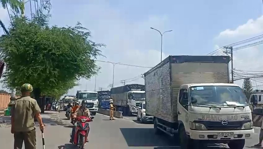 11 ô tô tông liên hoàn ở cửa ngõ Sài Gòn, tài xế bị thương ảnh 4