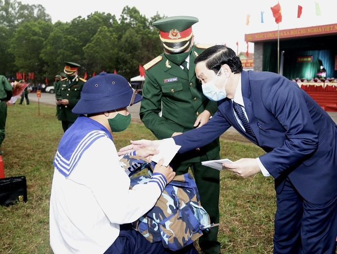 Tân binh các tỉnh thành náo nức lên đường nhập ngũ ảnh 4