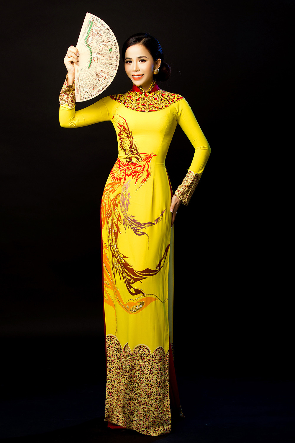 Oanh Lê khoe dáng với áo dài sau khi đăng quang Mrs International World 2019 ảnh 7