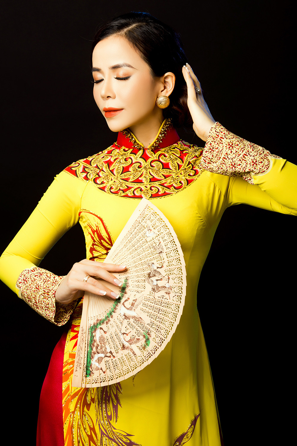 Oanh Lê khoe dáng với áo dài sau khi đăng quang Mrs International World 2019 ảnh 10