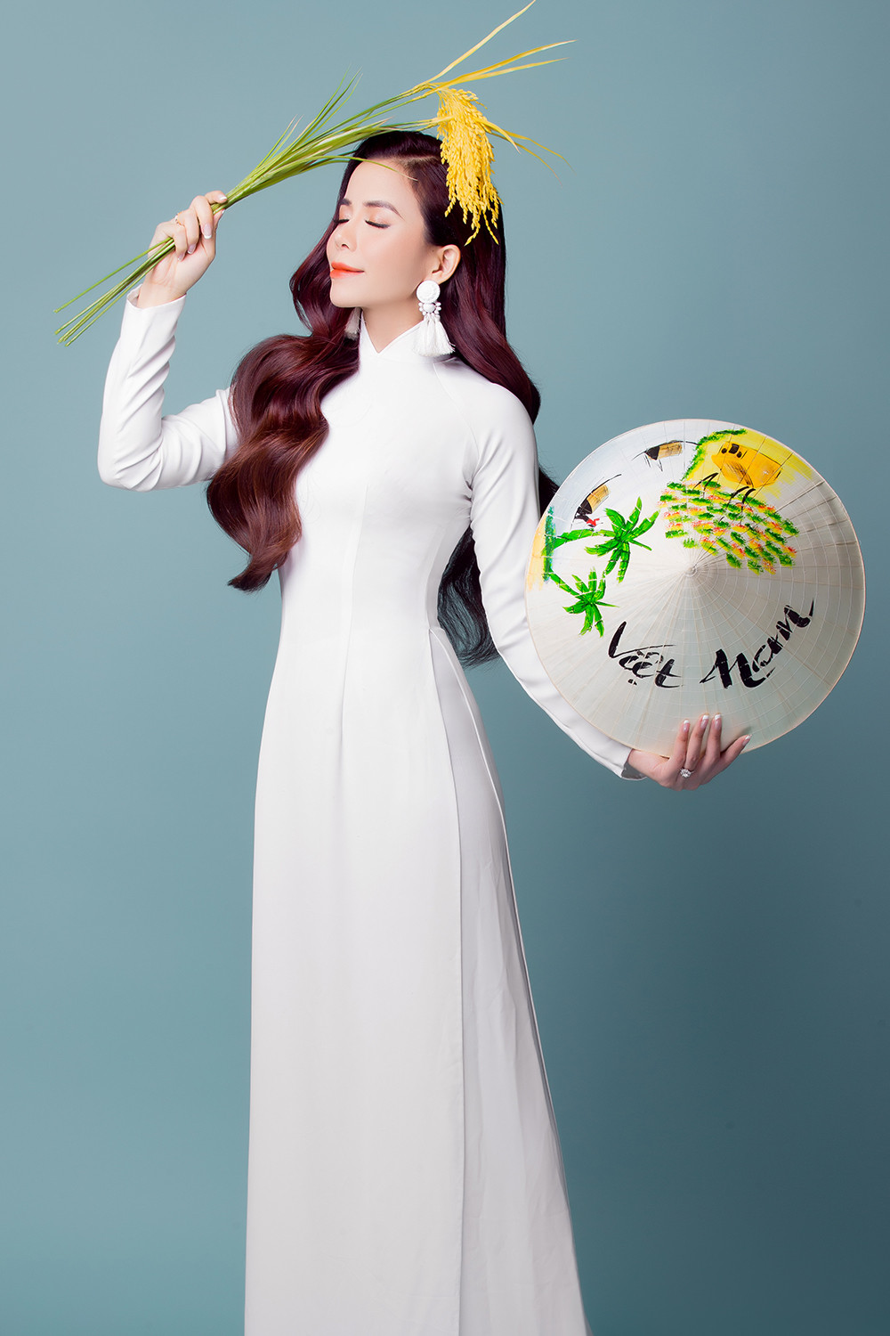Oanh Lê khoe dáng với áo dài sau khi đăng quang Mrs International World 2019 ảnh 3