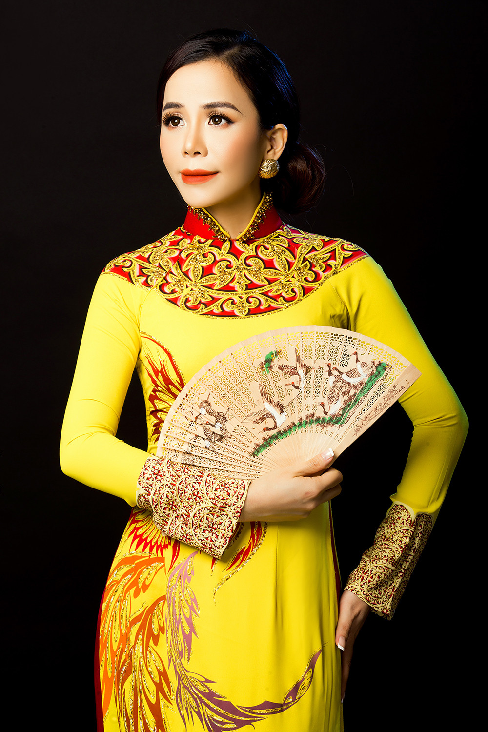 Oanh Lê khoe dáng với áo dài sau khi đăng quang Mrs International World 2019 ảnh 9