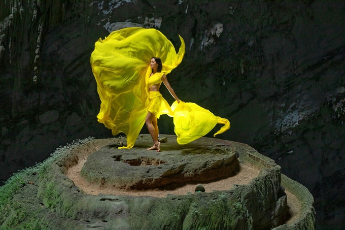 H'Hen Niê tái hiện khoảnh khắc tung váy lịch sử tại Miss Universe ở Sơn Đòong ảnh 2