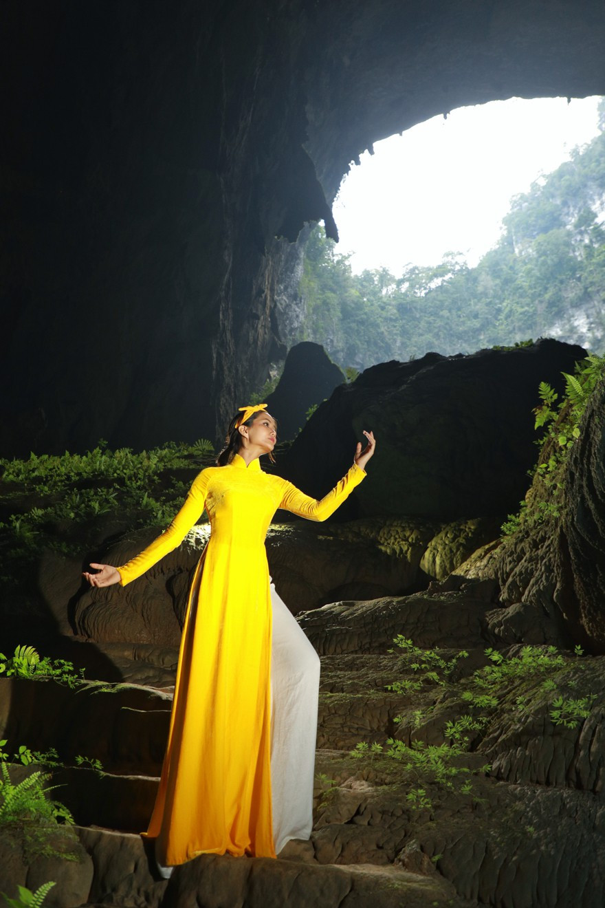 H'Hen Niê tái hiện khoảnh khắc tung váy lịch sử tại Miss Universe ở Sơn Đòong ảnh 6