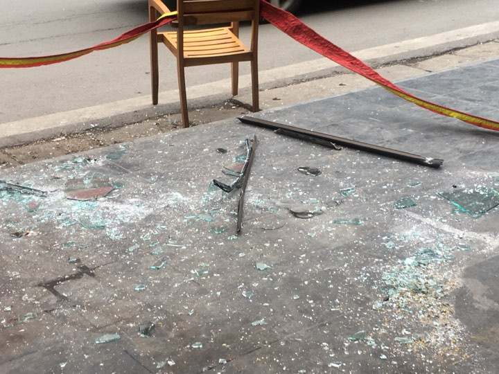 Cửa kính rơi từ tầng 6, kính văng trúng nhiều người đi đường ảnh 4