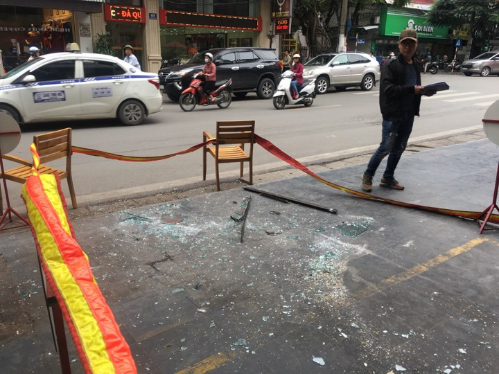 Cửa kính rơi từ tầng 6, kính văng trúng nhiều người đi đường ảnh 3
