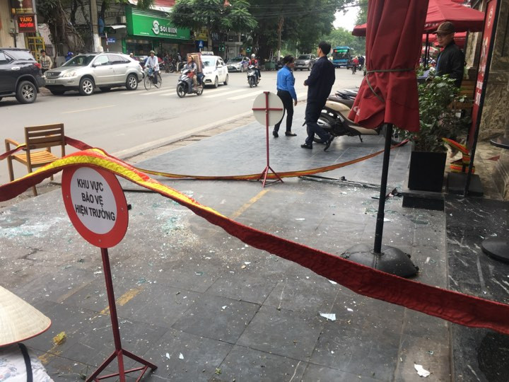 Cửa kính rơi từ tầng 6, kính văng trúng nhiều người đi đường ảnh 1