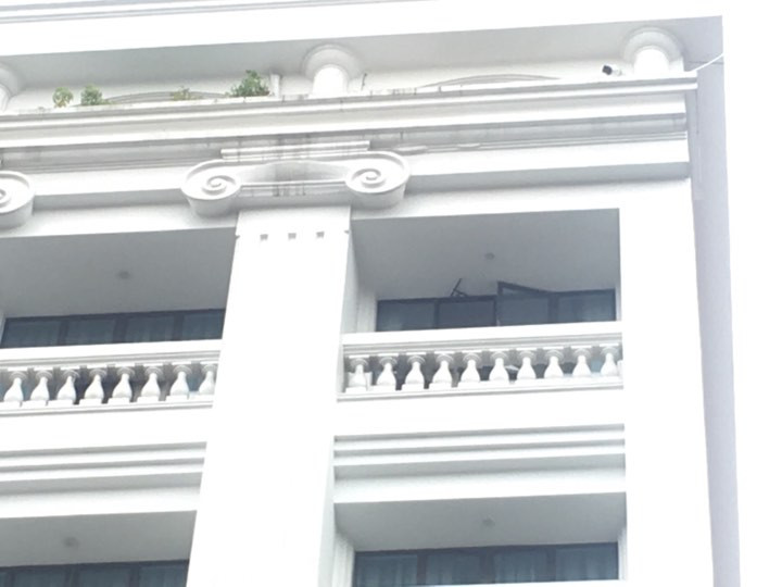 Cửa kính rơi từ tầng 6, kính văng trúng nhiều người đi đường ảnh 5