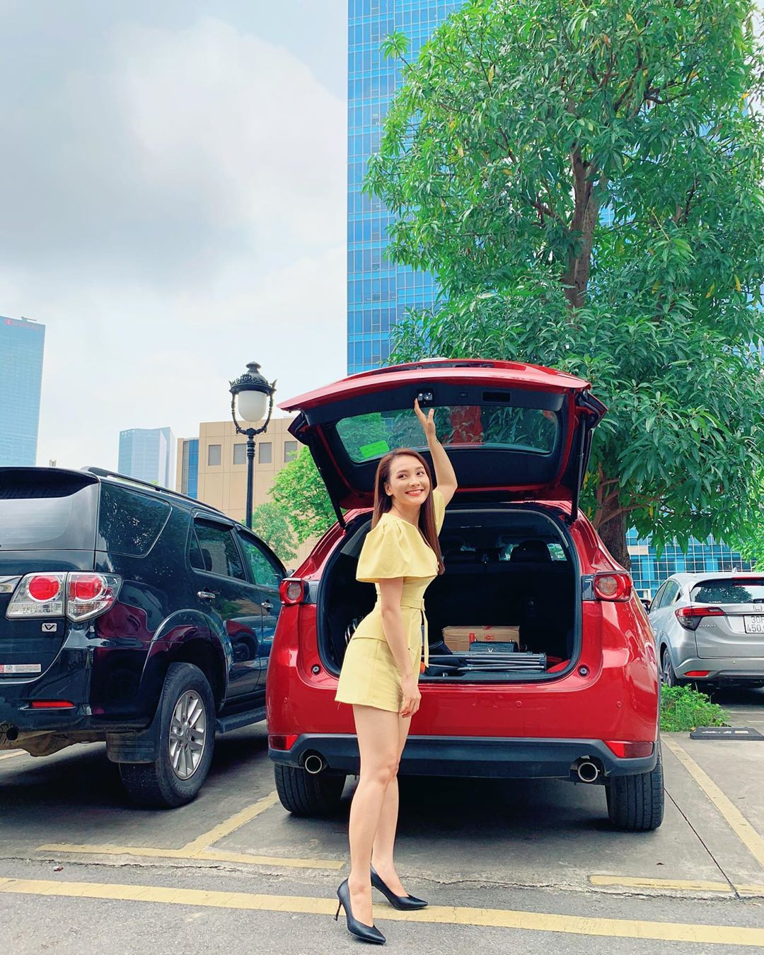 Sao Việt cách ly ngày 20: Minh Tú mặc quần ngắn cũn, đọ eo bé xíu với Khởi My ảnh 4