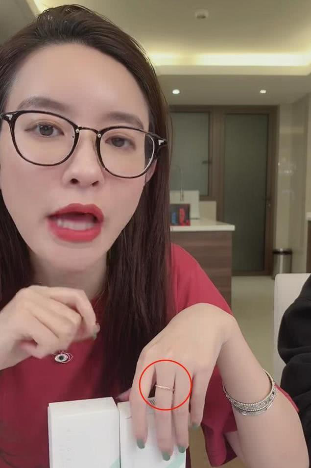 Mẫu 8x livestream để trợ lý đấm bụng chứng minh không có thai với chủ tịch Taobao ảnh 4