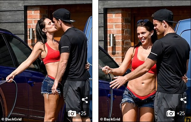 Cựu Hoa hậu Anh mặc bikini rửa xe, hết nghịch nước với con lại ôm hôn chồng ảnh 11