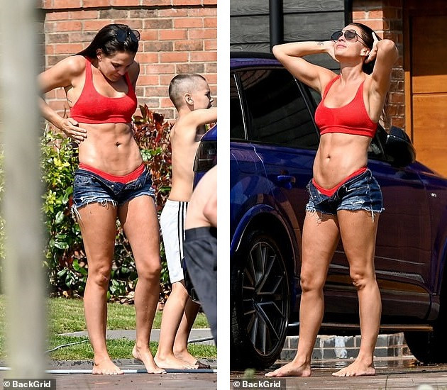 Cựu Hoa hậu Anh mặc bikini rửa xe, hết nghịch nước với con lại ôm hôn chồng ảnh 4