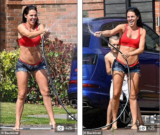 Cựu Hoa hậu Anh mặc bikini rửa xe, hết nghịch nước với con lại ôm hôn chồng ảnh 5